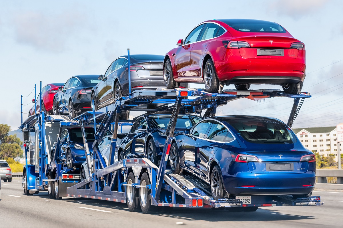 Know the Difference Between Car Shipping vs Driving