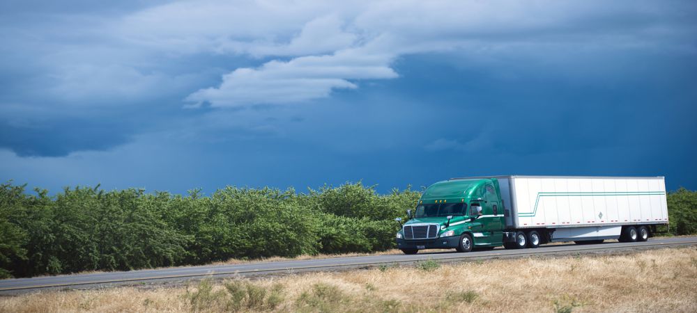 Dry Van Truck vs Reefer Truck: Which is the Best Option?